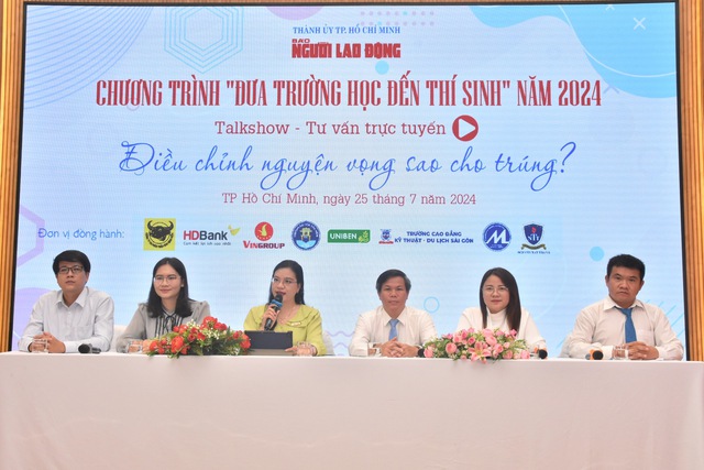 Ban Tư vấn trao đổi các vấn đề quan trọng khi chỉ còn ít ngày nữa sẽ hết hạn đăng ký nguyện vọng.